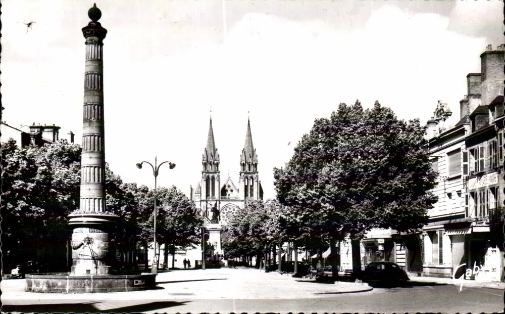 Moulins (Allier) — Place d'Allier und Denkmal der Kämpfer — Editions Gaby - Vorderseite