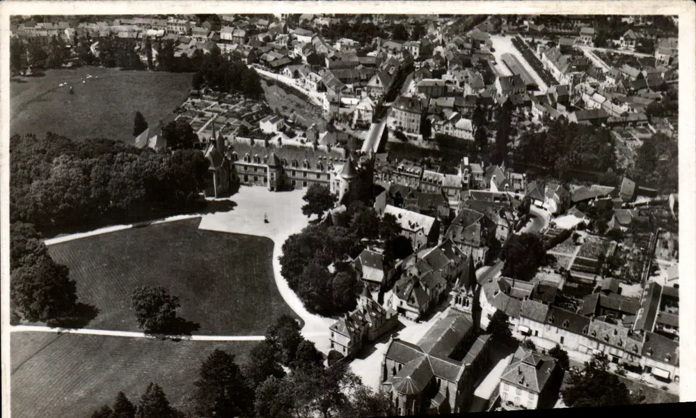 Lapalisse (Allier) — Allgemeiner Blick aus einem Flugzeug. Das Schloss des 15. Jahrhunderts — Ausgabe des Syndikats für Tourismus Lapalisse - Vorderseite