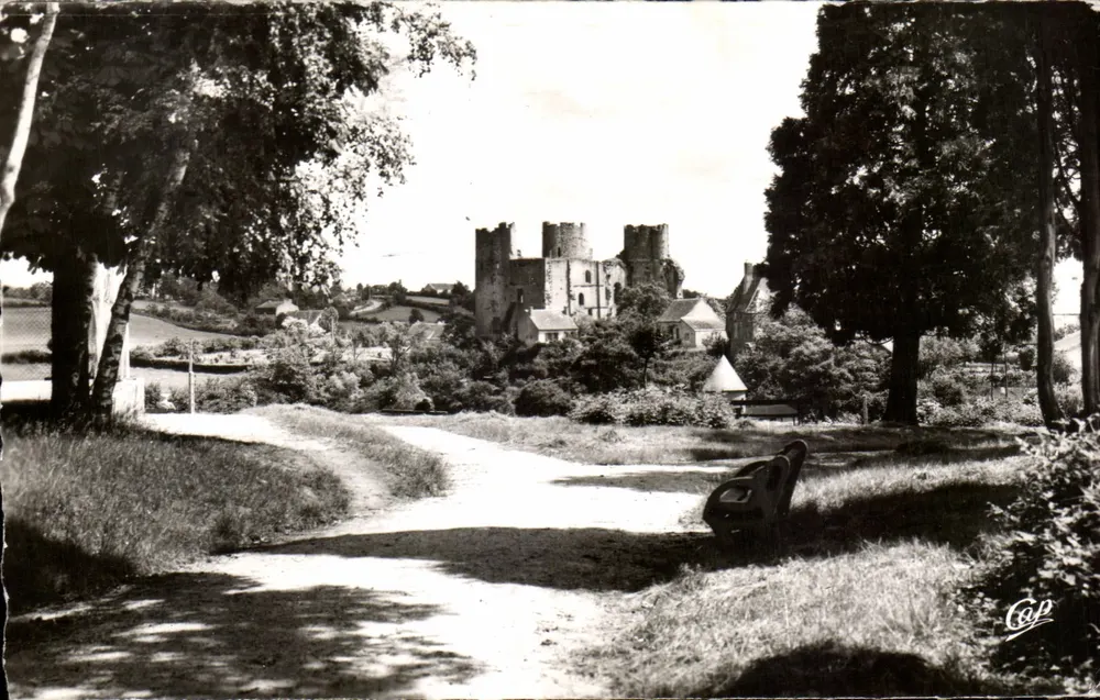 Bourbon-l'Archambault — O Castelo visto do Parque — C&P - Frente