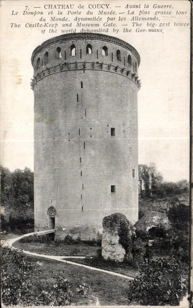 Castello di Coucy — Prima della Guerra — Il Donjon e la Porta del Museo - Recto