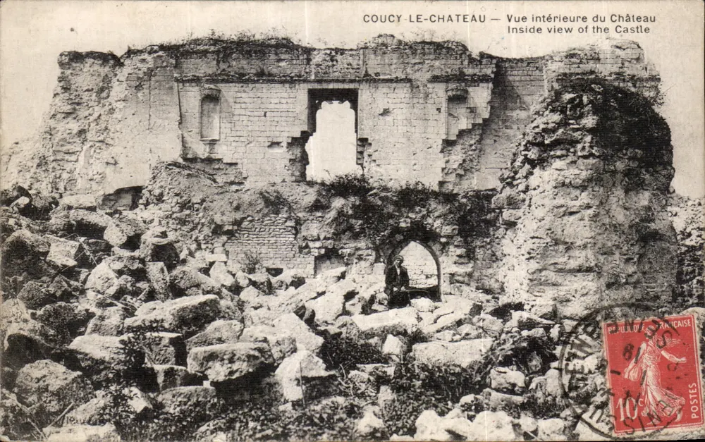 Coucy-le-Château — Vista interna do Castelo — Editor não identificado - Frente