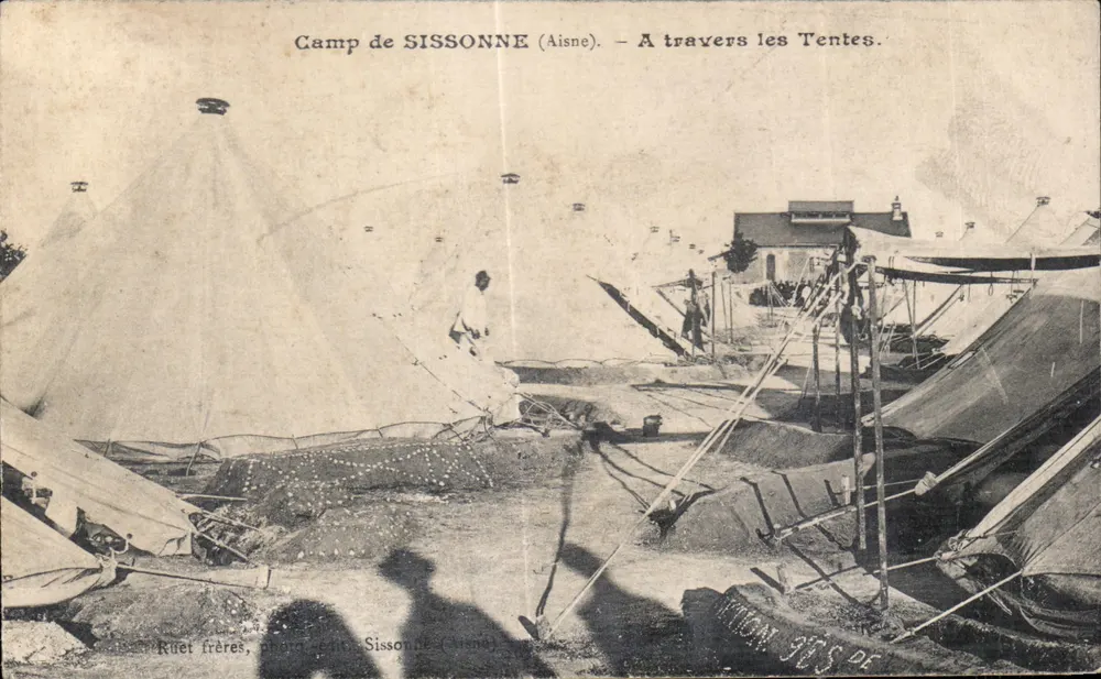 Camp de Sissonne (Aisne) — Durch die Zelte. — Ruët Brüder, Fotograf, Sissonne (Aisne). - Vorderseite