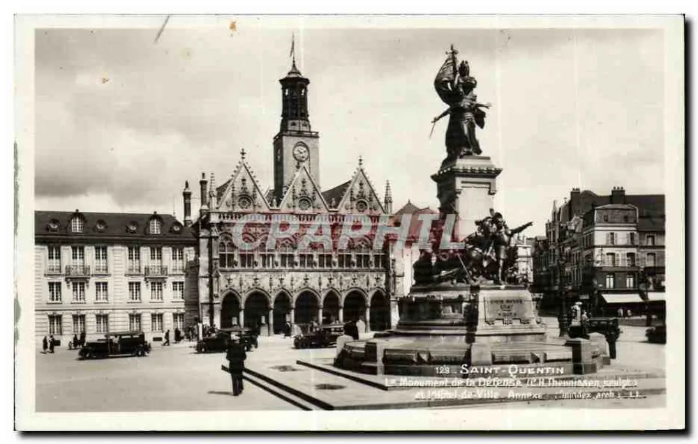Saint-Quentin — Praça da República com o Monumento da Defesa e o Hotel de Ville — editor Real-Eto (46) Paris - Frente