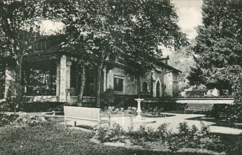 Le Bengalow - Peyrieu (Ain) — casa de estilo rústico com jardim e fonte — editor Bernard, fot. Belley, n°61 - Frente