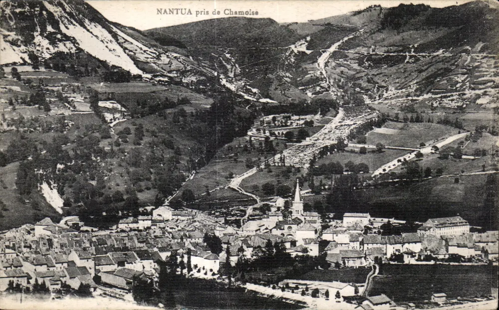 Nantua erobert von Chamoise — Luftbild des Dorfes und seiner Umgebung — - Vorderseite