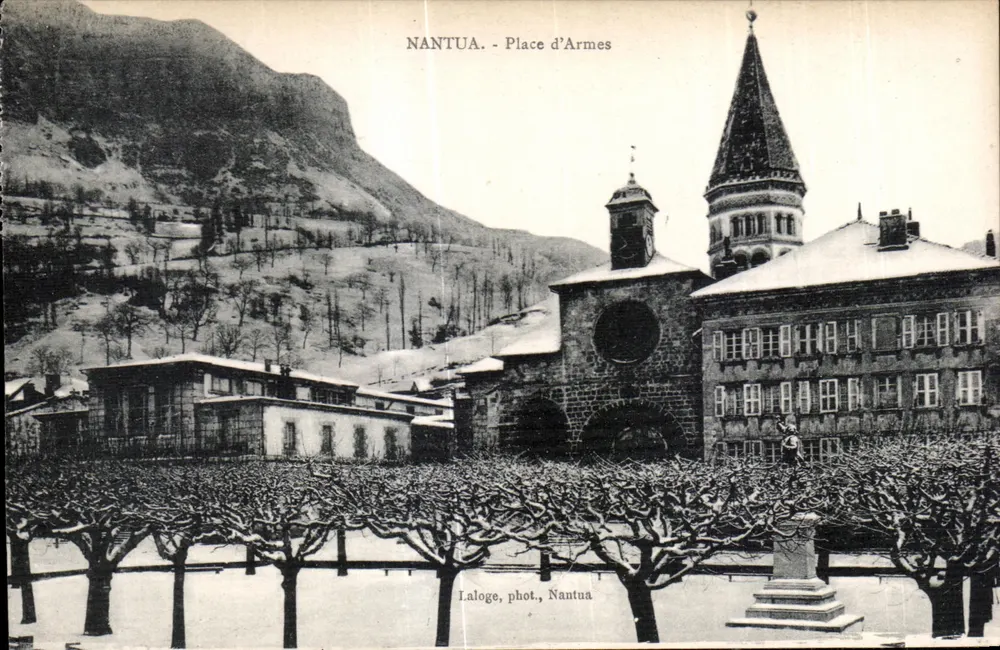 Nantua - Praça de Armas — vista invernal com igreja e montanha no fundo — Laloge, fot., Nantua - Frente
