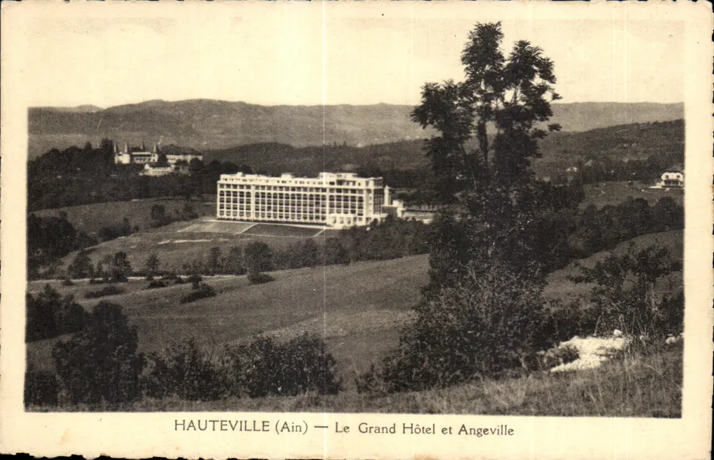Hauteville (Ain) — Das Grand Hotel und Angeville - Vorderseite