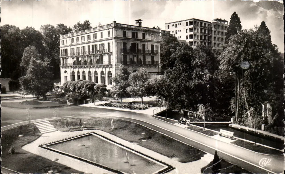 Divonne-les-Bains — La Place et les Grands Hôtels — éditeur C.A.P. (Cap) - Vorderseite
