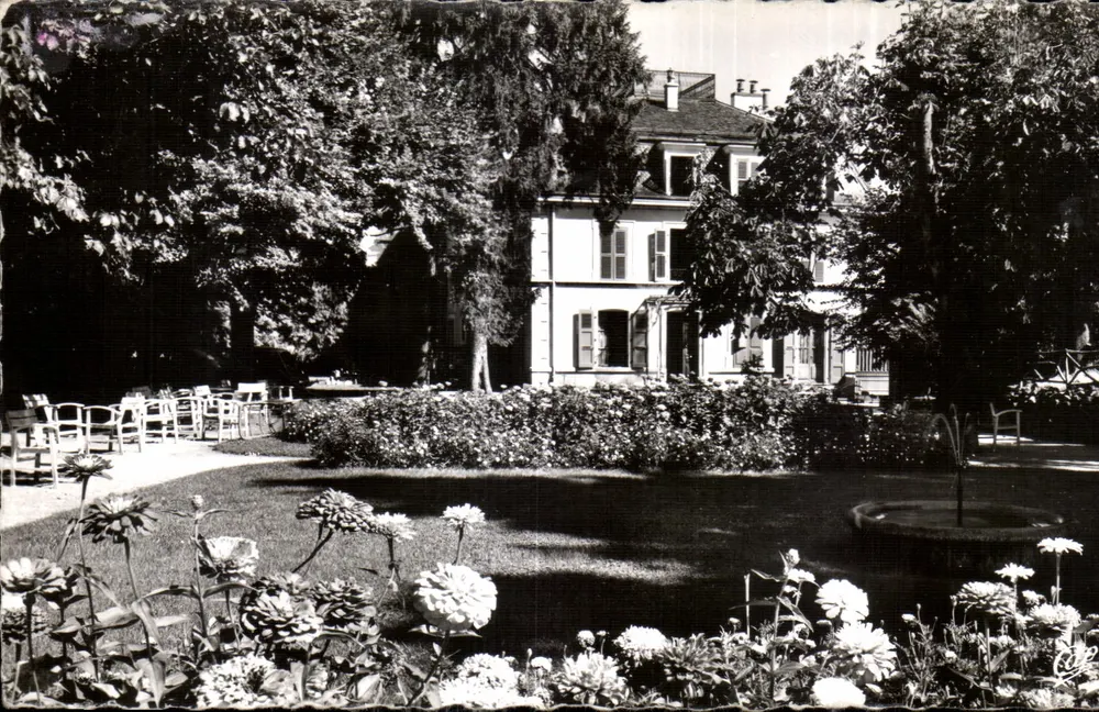 Divonne-les-Bains — Der Garten des Hotels « Paris-Rome » — Réal-Photo, Paris - Vorderseite