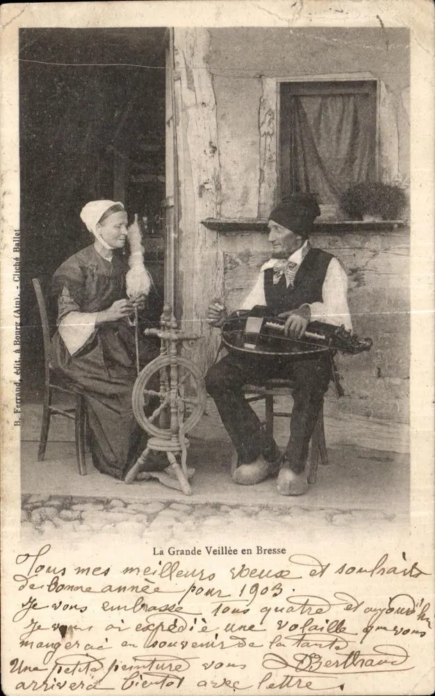 La Grande Veillée in der Bresse — ländliches Szenario mit Frau auf dem Hof und Mann am Violin — Verlag P. Ferrand, Bourg (Ain) - Vorderseite