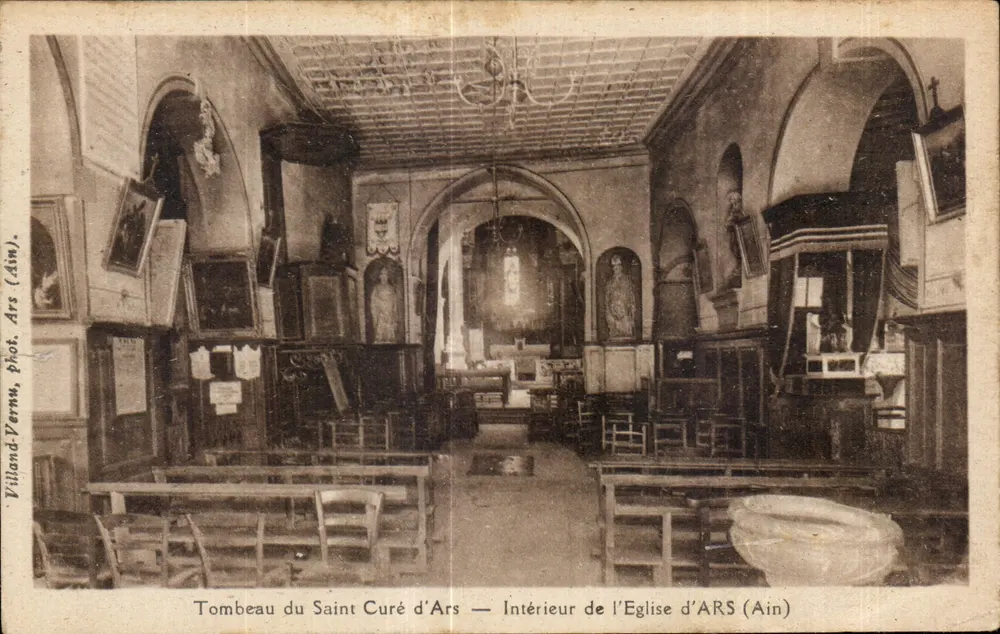 Grab des heiligen Curé d'Ars — Innenansicht der Kirche von ARS (Ain) — Villand-Vernu, Fotografie von Ars (Ain) - Vorderseite