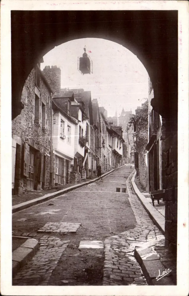 Dinan - Forte en Rue du Jerzual — uitzicht onder een portaal — uitgever Laurent-Benns, nr. 2291 - Voorkant