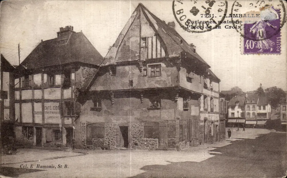 Lamballe — Kuriositäten alter Häuser, Place de la Croix — Ccl. E Hamonie, St B. - Vorderseite