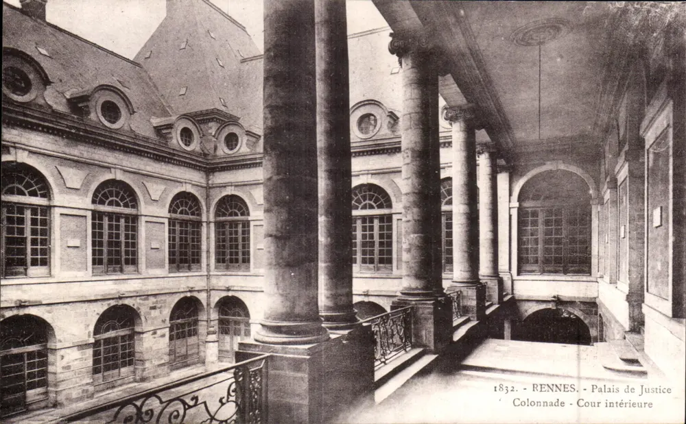 Rennes - Palast der Gerechtigkeit - Säulenportikus - Innenhof — 1832 - Vorderseite