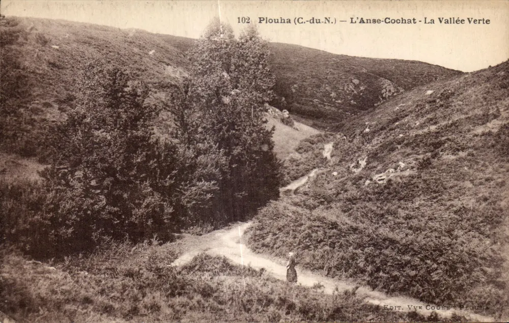Plouha (C.-du-N.) — L'Anse-Cochat - La Vallée Verte — Editore Vyr Couge - Recto