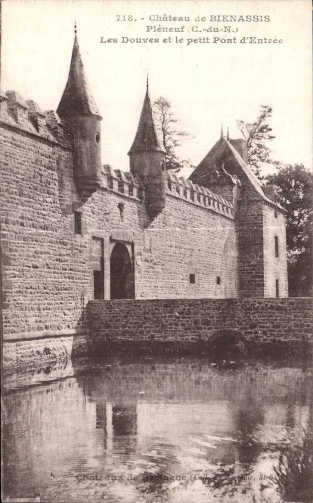 Schloss Bienassis — Pléneuf (C.-du-N.) — Les Douvres und der kleine Eingangsbogen — Schlösser der Bretagne (Coll. De Bagnic, St-R.) - Vorderseite