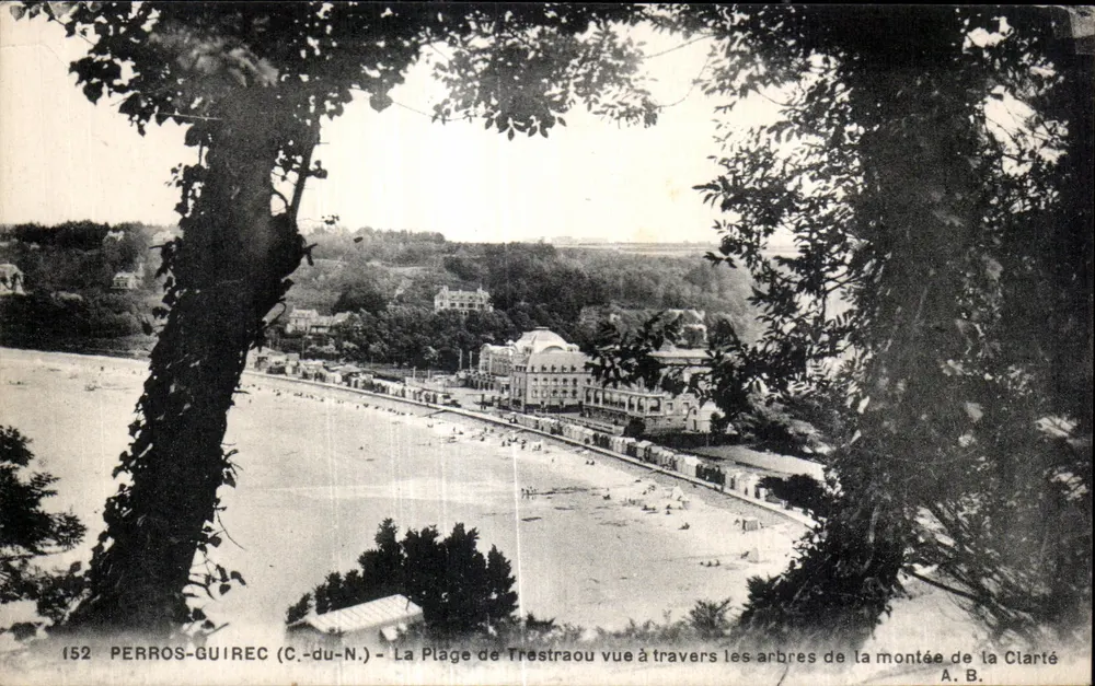 Perros-Guirec (C.-du-N.) — La Plage de Trestraou gesehen durch die Bäume der Clarté-Anstieg — A. B. Nr. 152 - Vorderseite