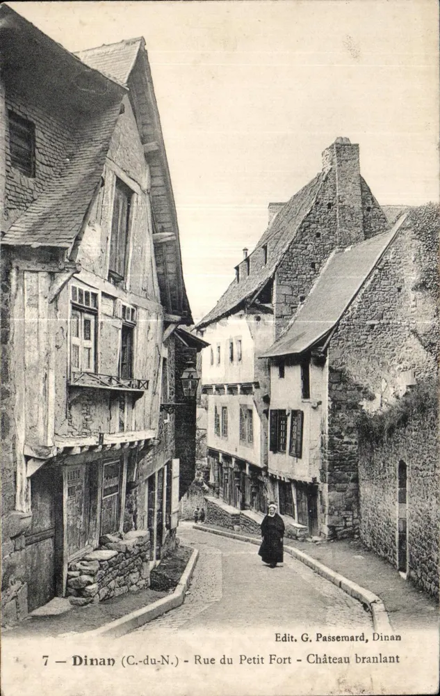 Dinan (C.-du-N.) — Rue du Petit Fort — Schiefes Schloss — Edit. G. Passermand, Dinan - Vorderseite