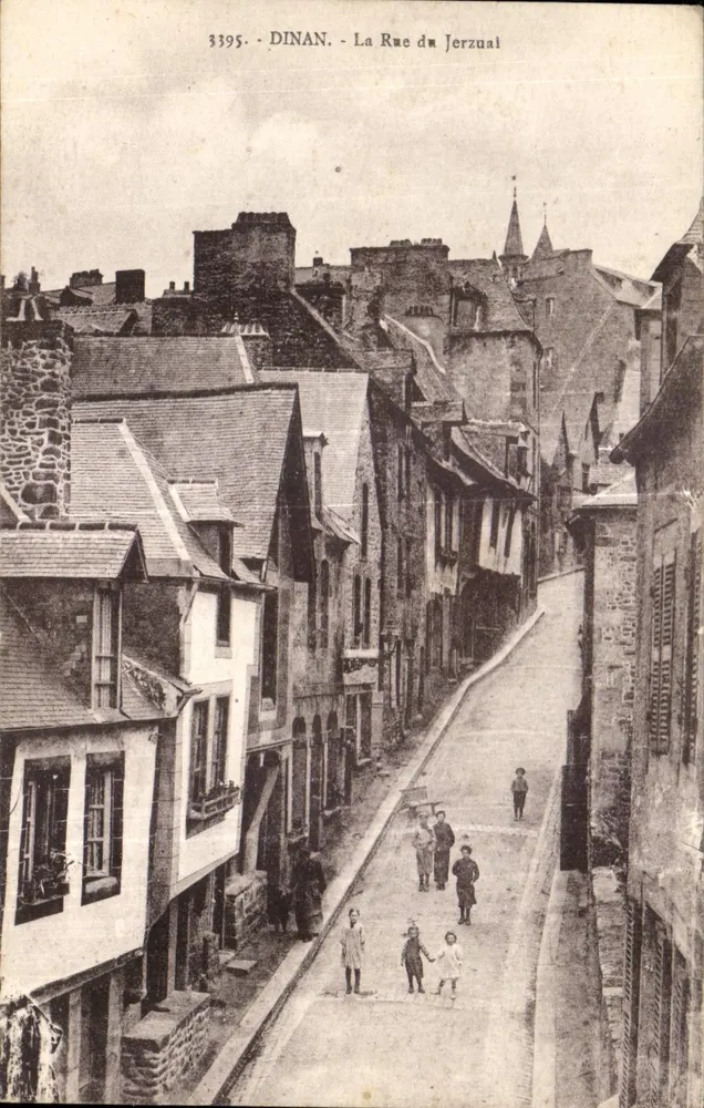 Dinan - La Rue du Jerzual — vista en pendiente con edificios y niños — editor desconocido, n° 3395 - Anverso
