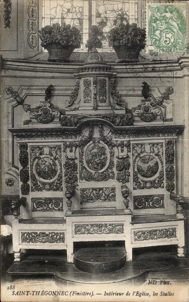 Saint-Thégonnec (Finistère) — Innenansicht der Kirche, die Bänke - Vorderseite