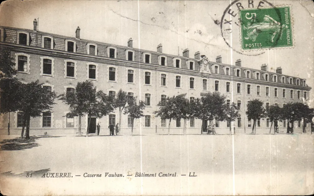 Auxerre — Kasernen Vauban — Zentralgebäude — LL - Vorderseite