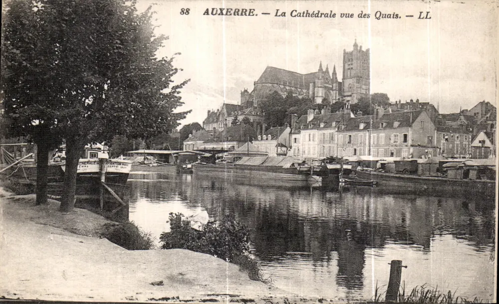 Auxerre — Die Kathedrale vom Ufer aus gesehen — LL - Vorderseite