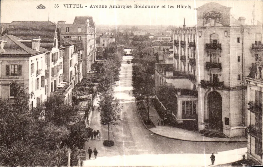 Vittel - Avenue Ambroise Bouloumié und die Hotels - Vorderseite