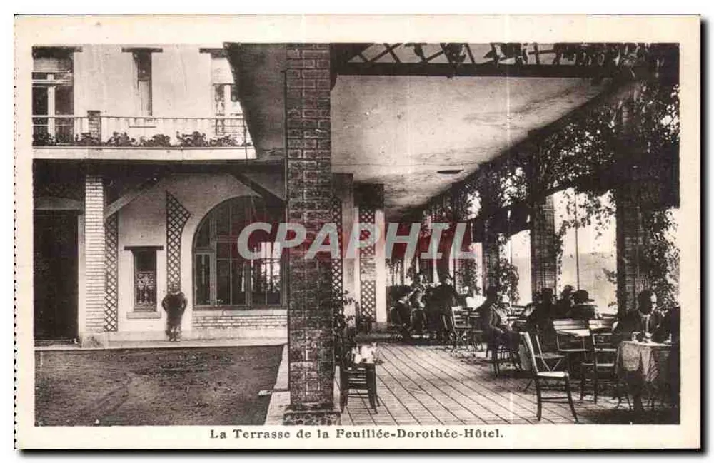 A Terrasse de la Feuillée-Dorothée-Hôtel — vista da terrasse coberta com mesas e clientes — editor não visível - Frente