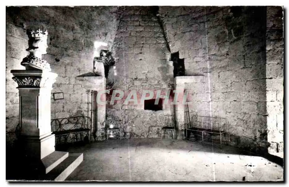 Innenansicht der verborgenen Stadt Dourdan — Stele Saint-Louis — Foto B. Boullay - Vorderseite