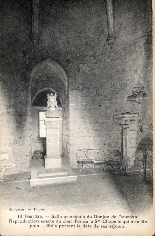 Dourdan — Hauptraum des Bergfrieds der St.-Chapelle — Nachbildung einer Stele - Vorderseite