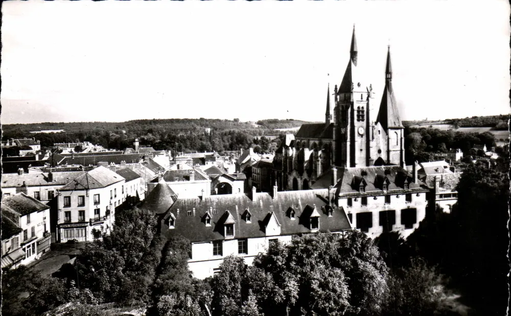 Dourdan (S.-et-O.) — A Igreja de São Germain vista do Donjon — Foto A. Du Boullay - Frente