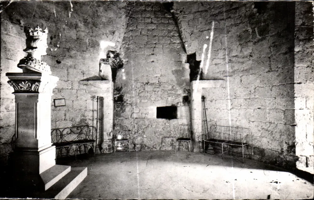 Interior do castelo de Dourdan — Piso térreo do Donjon — Foto B. du BOULLAY - Frente