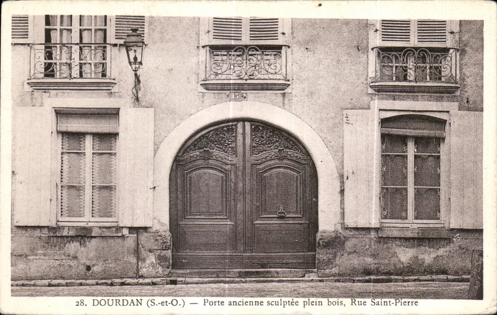 Dourdan (S.-et-O.) — geschnitzte Holztür, Rue Saint-Pierre — Lenoir - Vorderseite