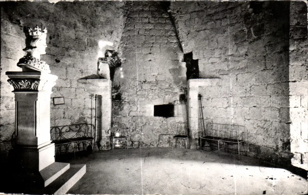 Innenansicht der verborgenen Stadt Dourdan — Stele Saint-Louis — Foto Boullay - Vorderseite