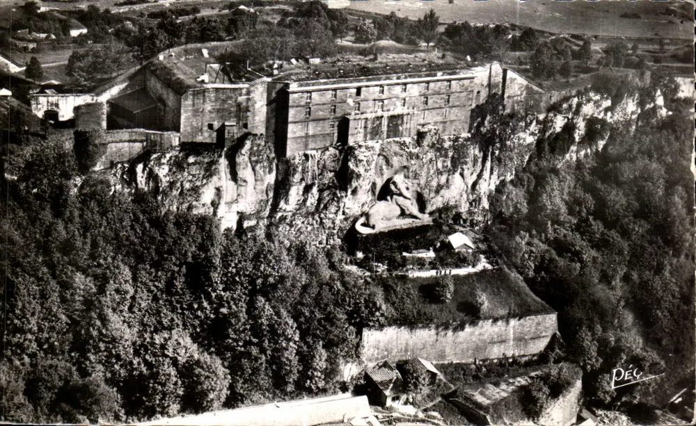 O Castelo de Belfort — vista aérea — PÉC - Frente