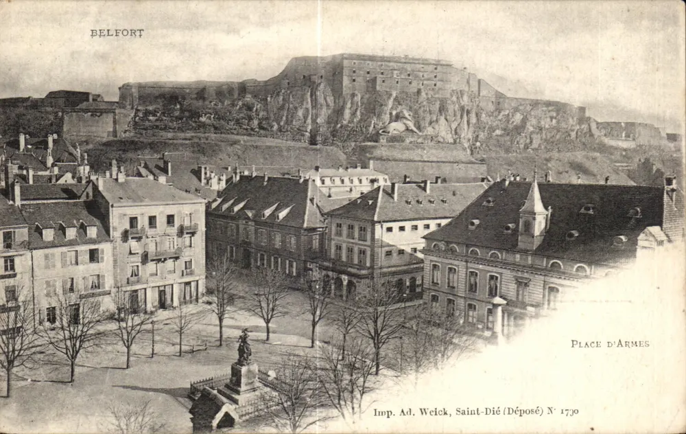 Belfort — Praça de Armas com o castelo fortificado no fundo — Imp. Ad. Weick, Saint-Dié (Depositado) N° 1770 - Frente