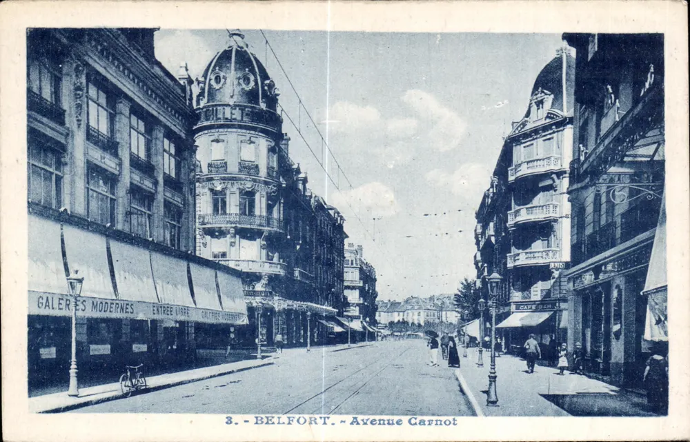 Belfort - Avenue Carnot — vista urbana con galería moderna y café bar — editor no identificado, n° 3 - Anverso