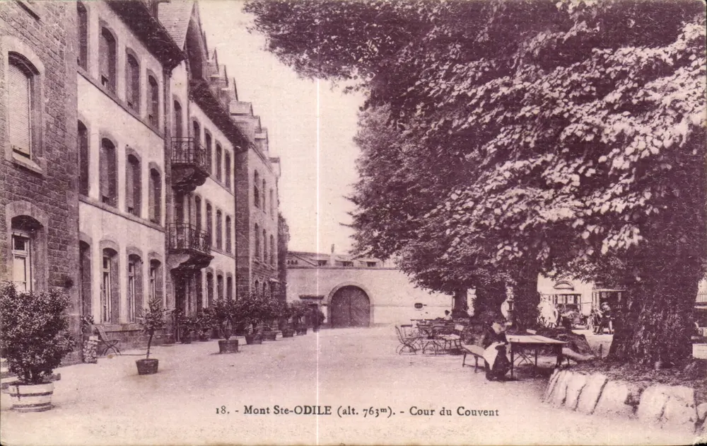 Mont Ste-ODILE (alt. 763m) — Cour do Convento — editor Ch. Bergeret, Strasbourg - Frente