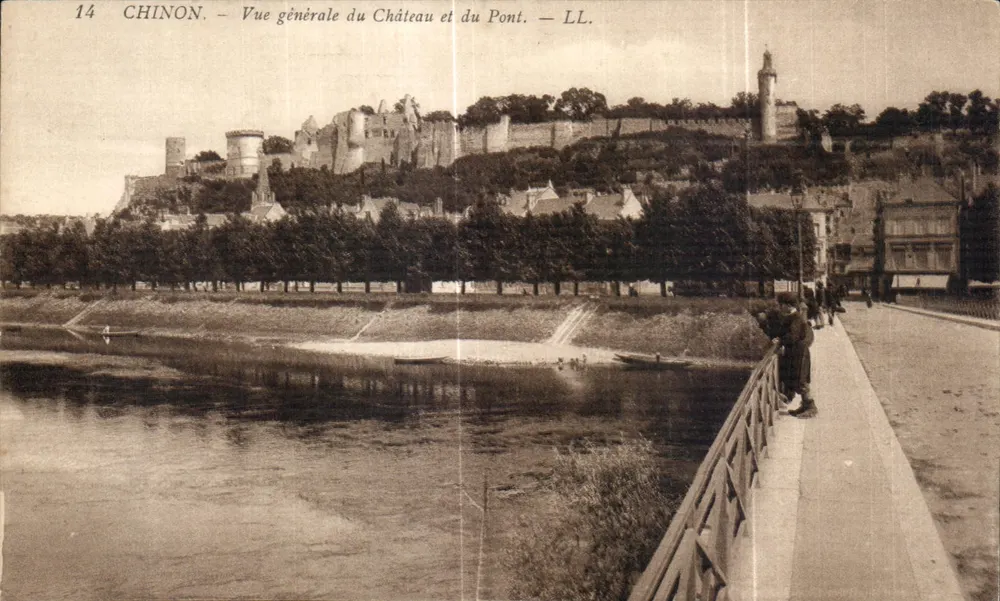 Chinon — Allgemeiner Blick auf Schloss und Brücke — LL. - Vorderseite