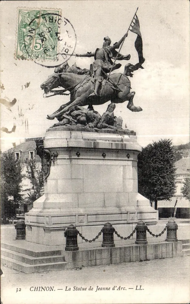 Chinon — A Estátua de Joana d'Arc — LL. - Frente