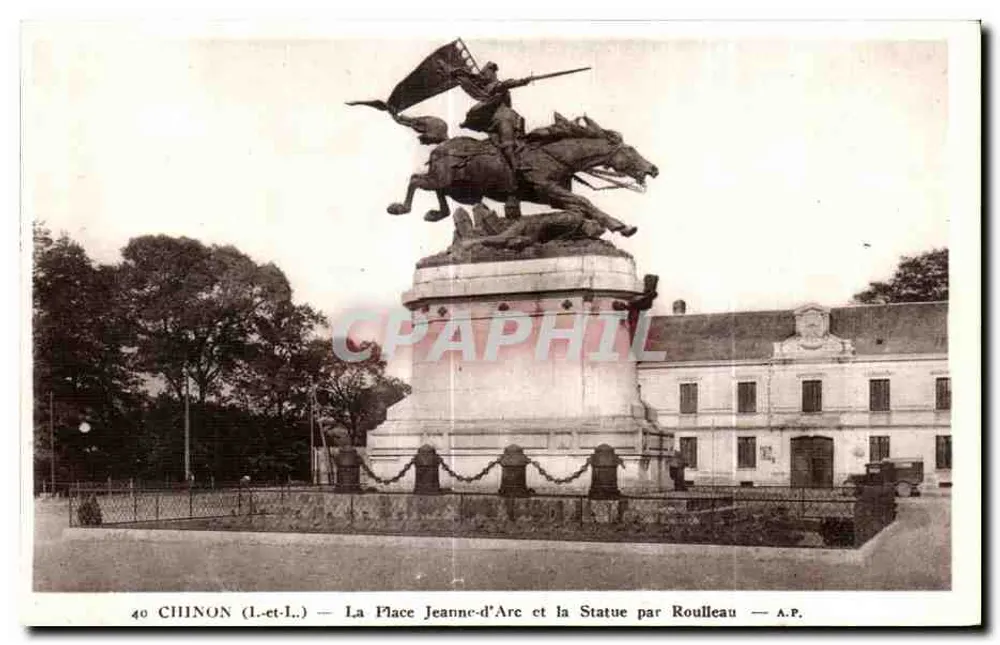 Chinon (Indre-et-Loire) — Place Jeanne-d'Arc und die Statue von Rouleau — A.P. - Vorderseite