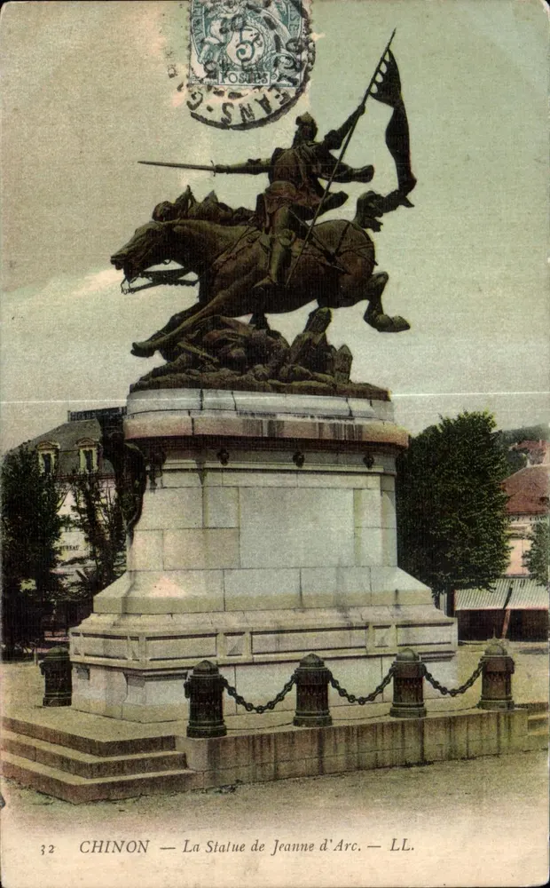 Chinon — A Estátua de Joana d'Arc — LL. - Frente