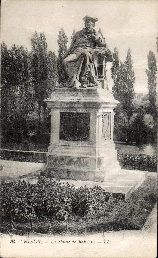 Chinon — A Estátua de Rabelais — LL. - Frente