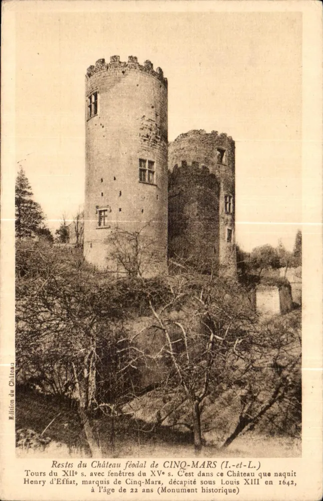 Reste des feudalen Schlosses von CINQ-MARS (I.-et-L.) — Türme des 12. Jahrhunderts mit Fenstern des 15. Jahrhunderts — Schloss-Ausgabe - Vorderseite
