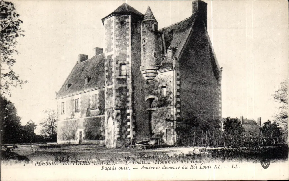 Plessis-les-Tours — Das Schloss (Historisches Denkmal) — Westfassade — Ehemalige Residenz des Königs Ludwig XI — LL. - Vorderseite