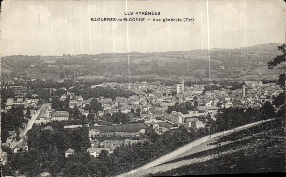 Bagnères-de-Bigorre — Allgemeiner Blick (Osten) — Die Pyrenäen - Vorderseite