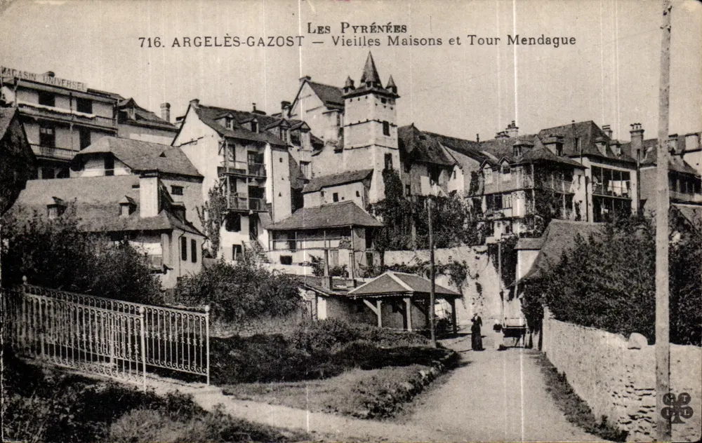 Argelès-Gazost — Alte Häuser und Tour Mendague — Verlag: Magasin Universel - Vorderseite