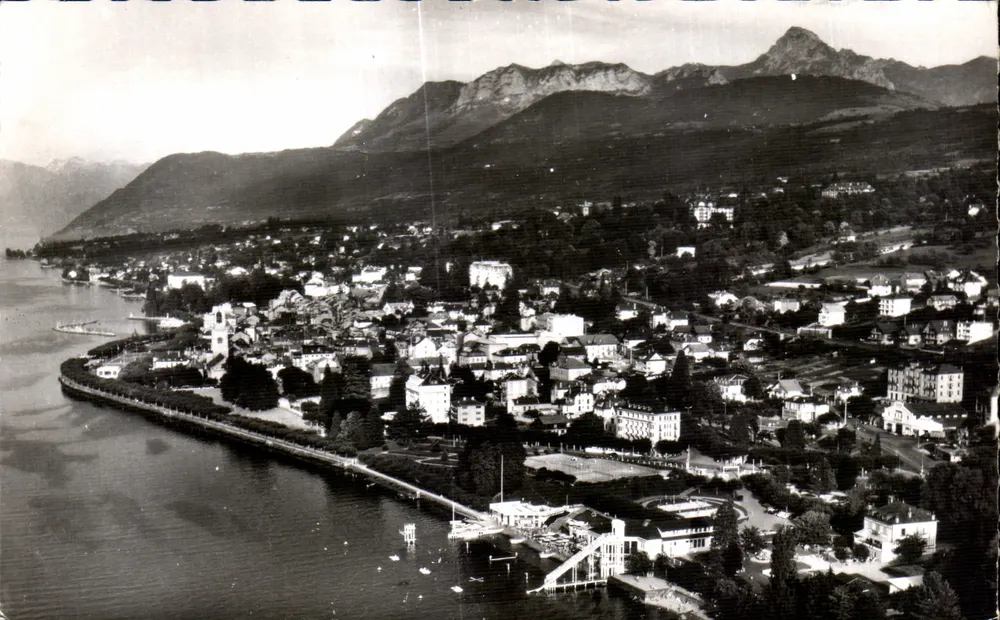 Évian-les-Bains — Vista geral aérea; a Praia, a Cidade e a Dent d'Oche (2.225 m.) — Les Éditions J. GELLARD - Frente