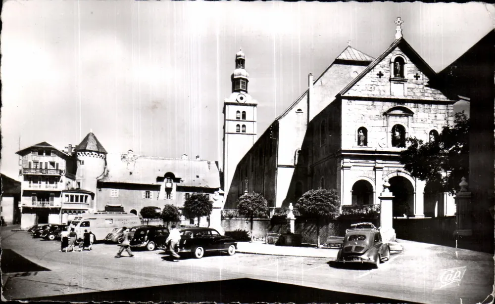 Mégeve (Haute-Savoie) — Place de la Mairie et le Prieuré — Réal-Photo, n° 1757 - Vorderseite
