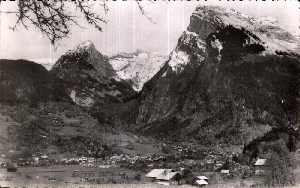 Samoens (Haute-Savoie) — Ansicht der Stadt und der Dents Blanches (2.506 m.) — Luftaufnahme von J. Cellard - Lyon - Vorderseite